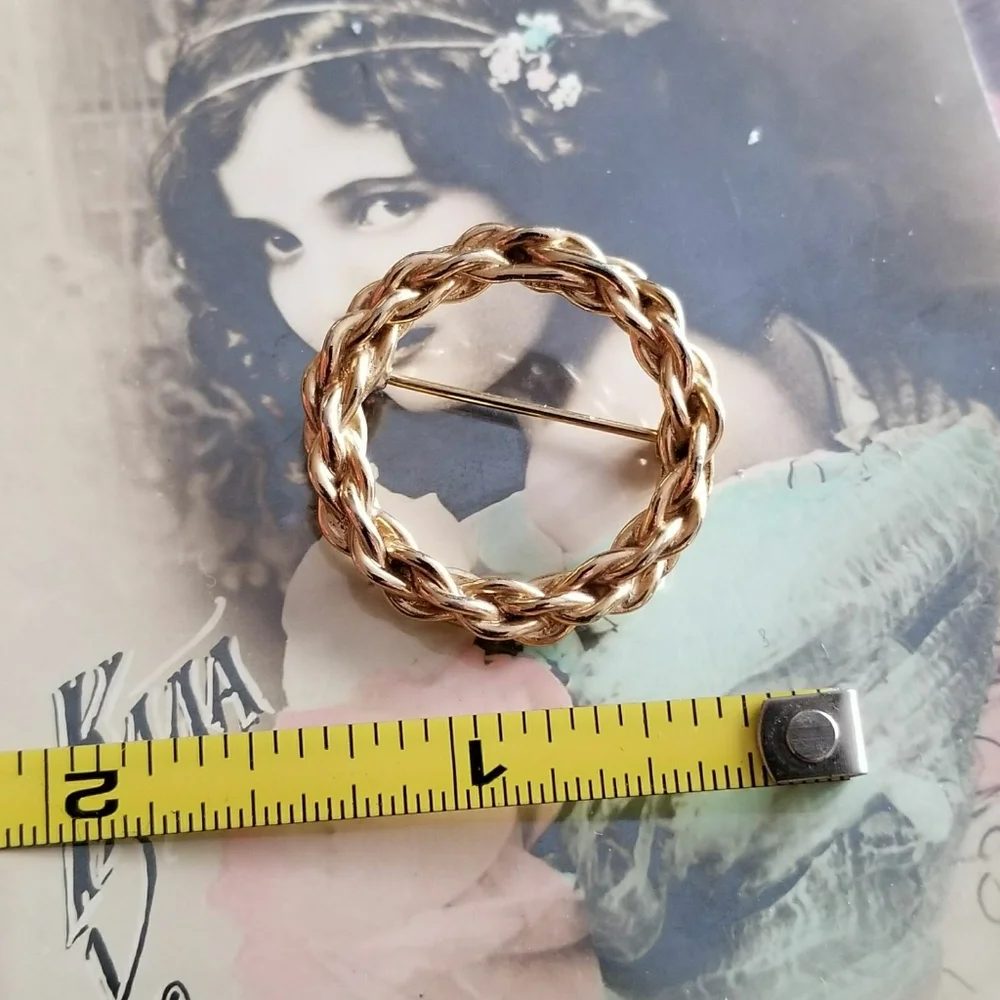 Vintage circle brooch small gold tone chain design